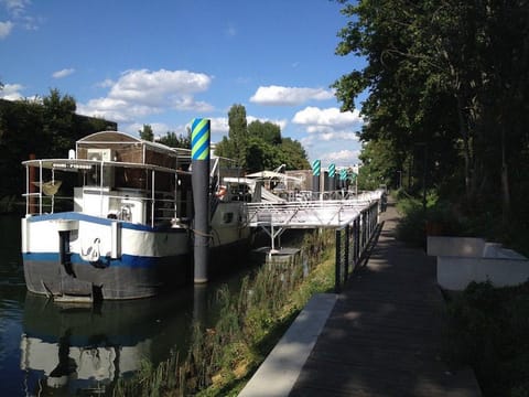 Boat For Guest Docked boat in Issy-les-Moulineaux