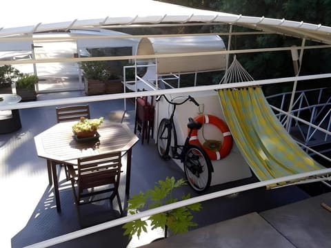 Boat For Guest Docked boat in Issy-les-Moulineaux