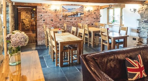 The Wayside and Whisky Barn Hotel in Copeland District