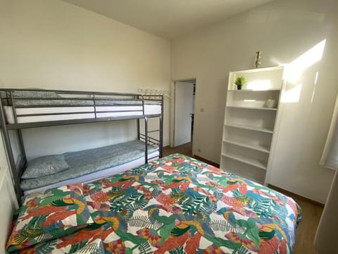 8 Carnot Apartments 8. ( 3 sleeping rooms). Apartment in Antwerp