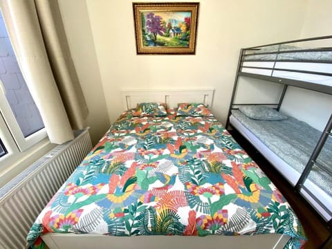 8 Carnot Apartments 8. ( 3 sleeping rooms). Apartment in Antwerp