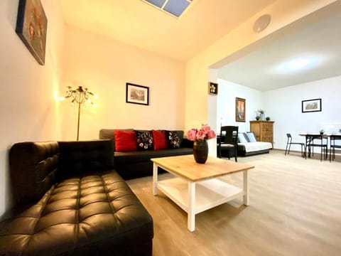 6 Carnot Apartments 6 (3 sleeping rooms)(120sq.m). Apartment in Antwerp