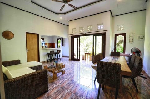 KIRANA HOMESTAY - KING GUEST ROOM Apartment in Abang