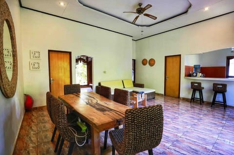 KIRANA HOMESTAY - KING GUEST ROOM Apartment in Abang