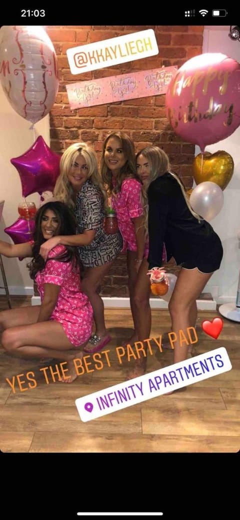 The Famous Floor Sleeps 26 and Group Acc Sleeps30 Apartment in Liverpool