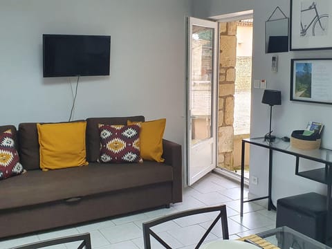 Simplistic Holiday Home in Orgon with Swimming Pool Vacation rental in Provence-Alpes-Côte d'Azur