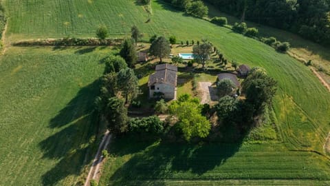 PODERE MADONNA DI MEZZO 6, Emma Villas Villa in Umbria