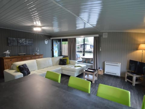 Modern waterfront chalet Vacation rental in Flanders