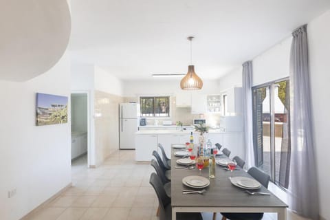 Villa Rosie, Modern 4bdr Ayia Napa Villa With Pool Hotel in Protaras