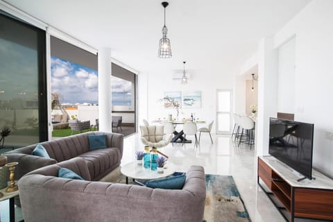 Villa Prol26, Stunning 3bdr Protaras Villa with Pool, Close to Fig Tree Bay Hotel in Protaras