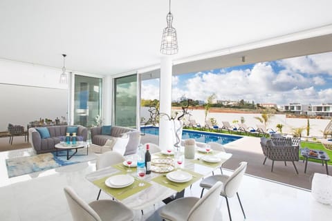 Villa Prol26, Stunning 3bdr Protaras Villa with Pool, Close to Fig Tree Bay Hotel in Protaras