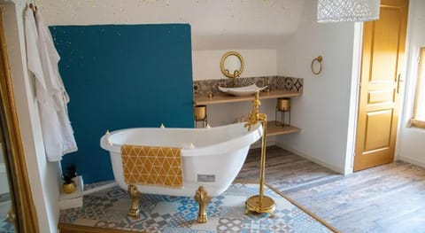 Aux 3 Nuances Suites Privatives & Spa Bed and Breakfast in Calais