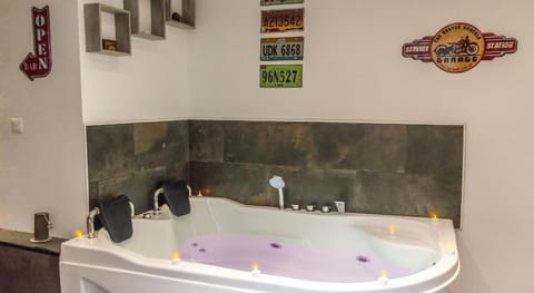 Aux 3 Nuances Suites Privatives & Spa Bed and Breakfast in Calais