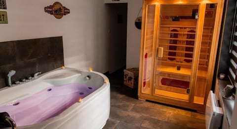 Aux 3 Nuances Suites Privatives & Spa Bed and Breakfast in Calais