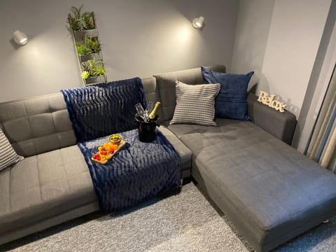 The North Wales Gathering - 9 Bedroom - EV Charging Apartment in Wales