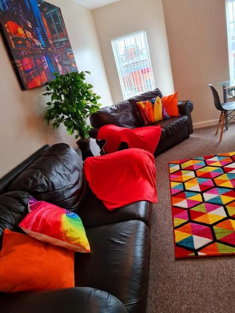 Ample Comforts, Smart TV, Wifi, Safe and Clean Apartment in Warrington