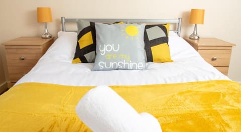 Ample Comforts, Smart TV, Wifi, Safe and Clean Apartment in Warrington