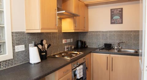 Ample Comforts, Smart TV, Wifi, Safe and Clean Apartment in Warrington