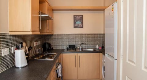 Ample Comforts, Smart TV, Wifi, Safe and Clean Apartment in Warrington