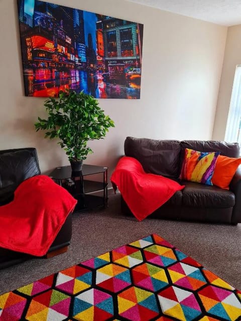 Ample Comforts, Smart TV, Wifi, Safe and Clean Apartment in Warrington