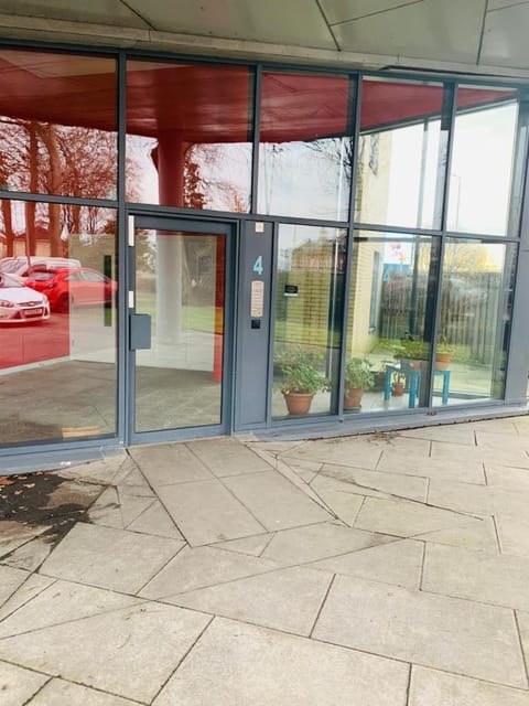 Modern 2 Bed Apartment, Close to Gla Airport & M8 Apartment in Paisley