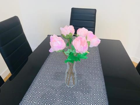 Modern 2 Bed Apartment, Close to Gla Airport & M8 Apartment in Paisley