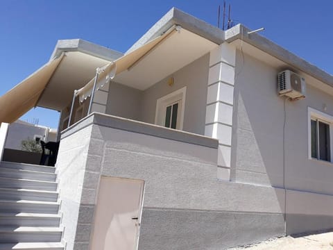 Cosy quiet house in Ksamil with spacious balcony. Vacation rental in Ksamil