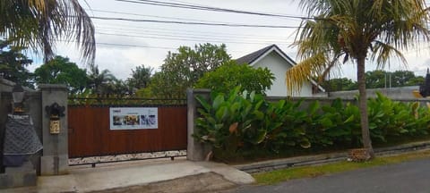 Tamiu Guesthouse at Desa Wisata Keramas Near Keramas Surf Beach Bed and Breakfast in Blahbatuh