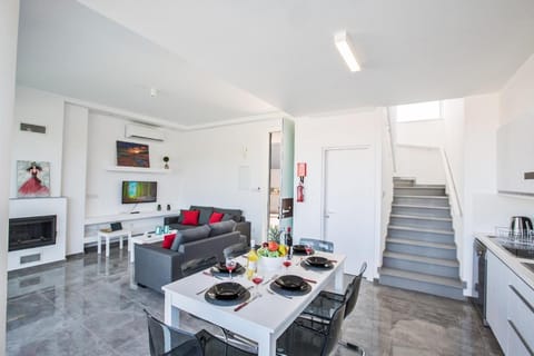 Villa Prol25, Beautiful 2bdr Protaras Villa with Pool, Close to Fig Tree Bay Hotel in Protaras