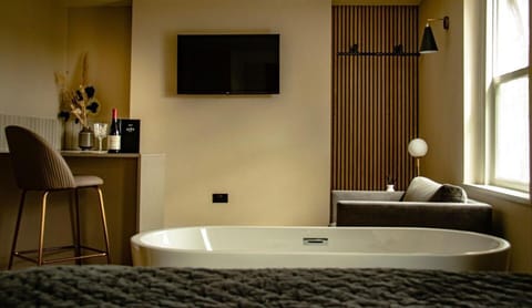 The City Hotel- Luxury Property- sleeps up to 22 Vacation rental in Chester