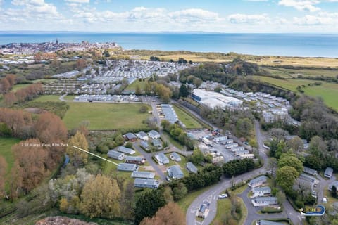 St Mary's View - Luxury Lodge, Short Walk to Beach, Parking Vacation rental in Wales