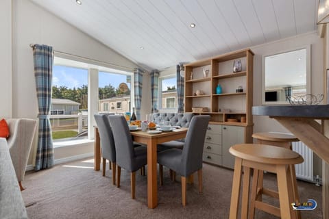 St Mary's View - Luxury Lodge, Short Walk to Beach, Parking Vacation rental in Wales