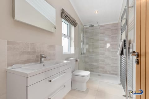 Valley View Lodge - Luxury Lodge, Hot Tub, Close to Beach Vacation rental in Saint Florence