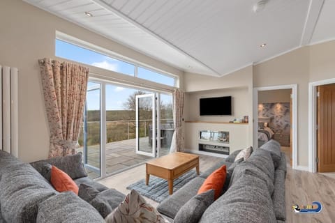 Valley View Lodge - Luxury Lodge, Hot Tub, Close to Beach Vacation rental in Saint Florence