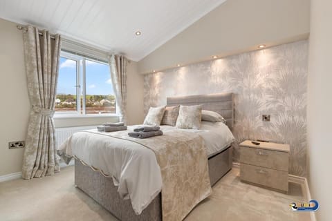 Valley View Lodge - Luxury Lodge, Hot Tub, Close to Beach Vacation rental in Saint Florence