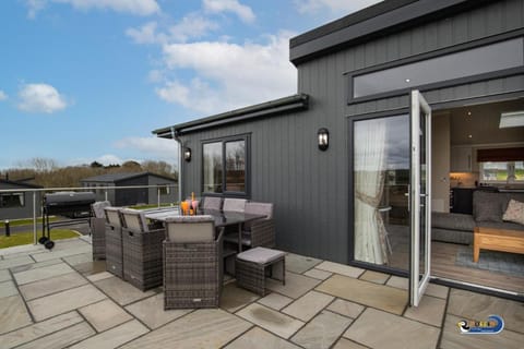 Valley View Lodge - Luxury Lodge, Hot Tub, Close to Beach Vacation rental in Saint Florence