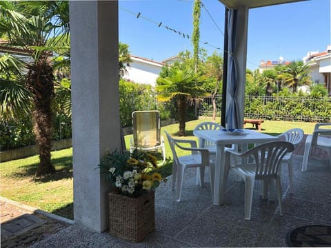 Beautiful villa with garden for 6 people Villa in Porto Santa Margherita