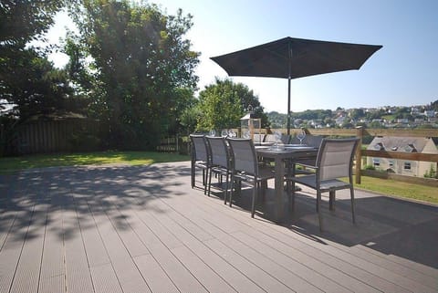 Oaktree Lodge - Luxury Cottage, Hot Tub, Sea Views Country House in Saundersfoot