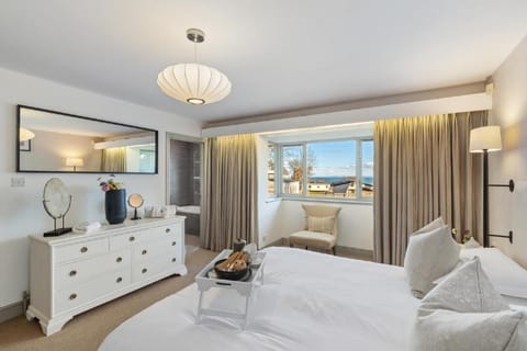 Oaktree Lodge - Luxury Cottage, Hot Tub, Sea Views Country House in Saundersfoot