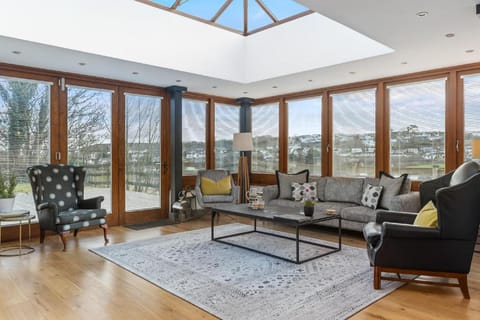 Oaktree Lodge - Luxury Cottage, Hot Tub, Sea Views Country House in Saundersfoot