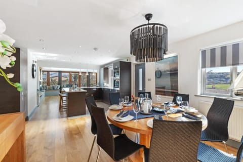 Oaktree Lodge - Luxury Cottage, Hot Tub, Sea Views Country House in Saundersfoot