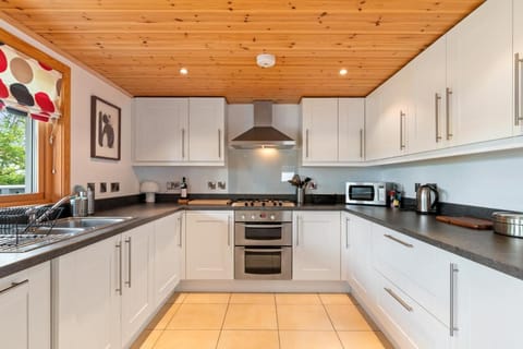 Lodge 5 Longbury - Luxury Lodge, Golf Course Views, Restaurant and Spa Facilites Vacation rental in Saint Florence