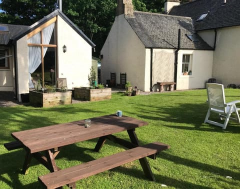 Contemporary One Bedroom Apartment Close To All Amenities In Conservation Area Apartment in Scotland