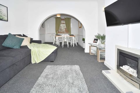 Oxford House | NEW Three-Bedroom Home Vacation rental in Newcastle-under-Lyme