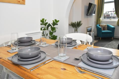 Oxford House | NEW Three-Bedroom Home Vacation rental in Newcastle-under-Lyme