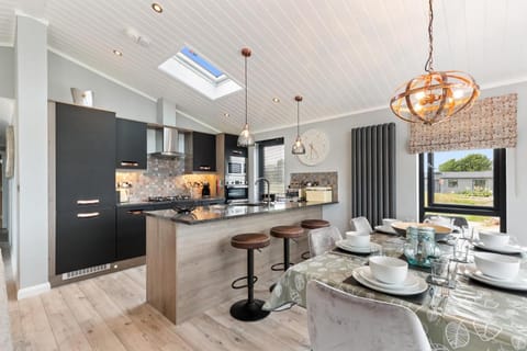 Ael-Y-Bryn - Luxury Lodge, Hot Tub, Three En-Suite Bedrooms Vacation rental in Saint Florence