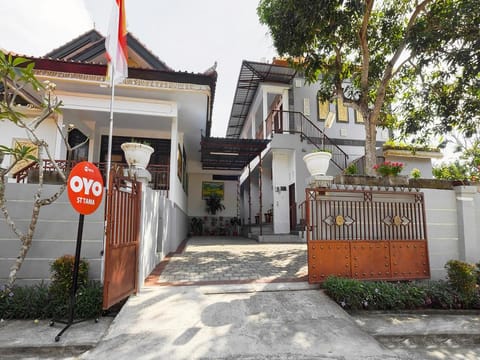OYO 90576 St Tama Hotel in Kuta Selatan