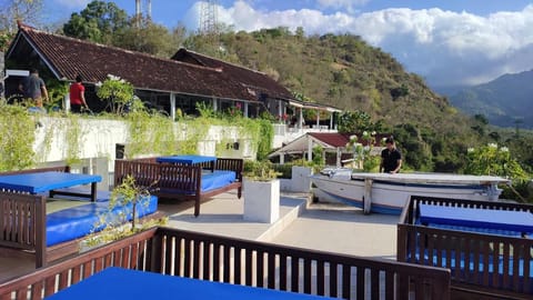 Waeni's Sunset View Hotel in Abang