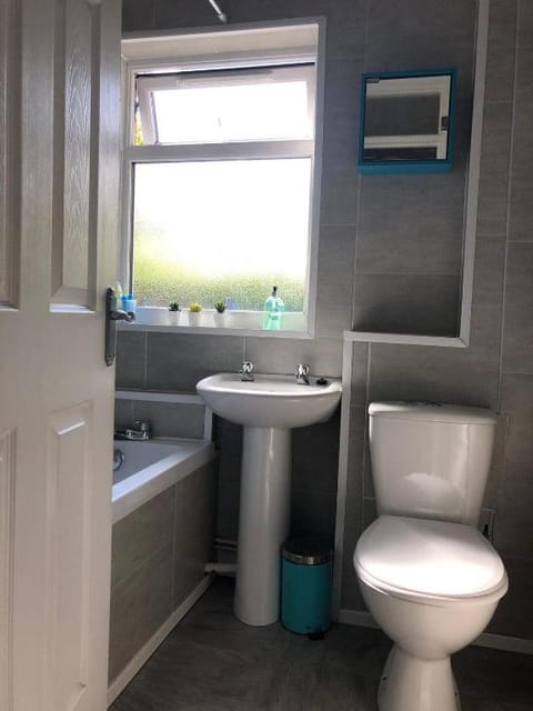 Excellent City Centre Location / Parking / 4 Beds Vacation rental in Belfast