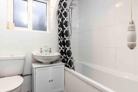 CAPRI 13 SA - Close to Uni&M1 Wifi*Parking*3 bed Vacation rental in Loughborough